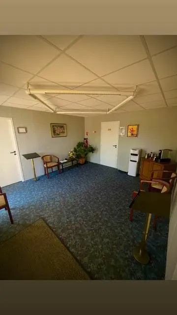 Salle d'accueil lumineuse et meublée d'une chambre funéraire pour les familles