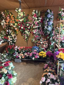 Composition d'un grand choix de bouquets et de couronnes de fleurs artificielles
